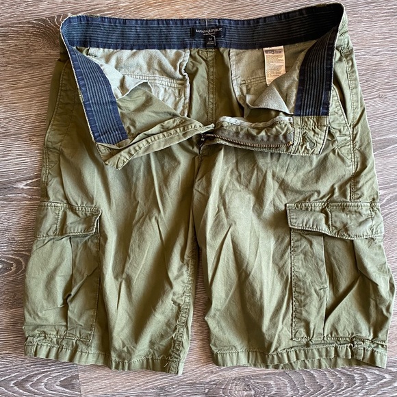 Banana Republic Cargo shorts Size 32 green - Picture 3 of 4